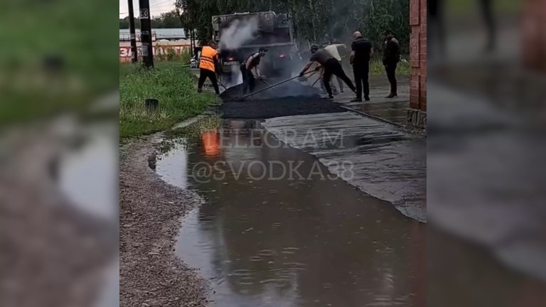 В сильный дождь укладывали асфальт рабочие в Усолье-Сибирском